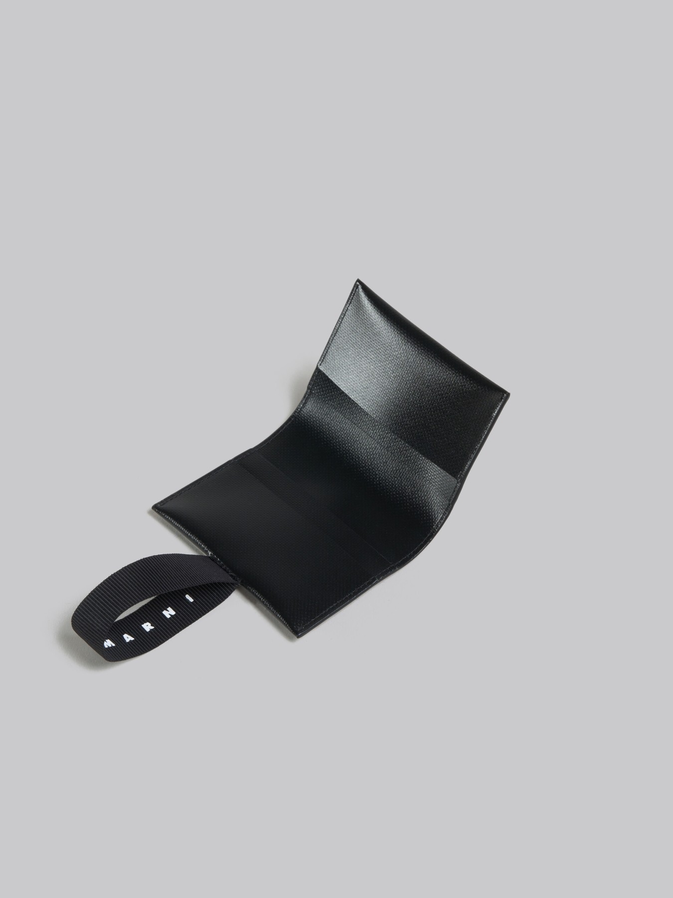 BIFOLD CARDHOLDER WITH LOGO STRAP