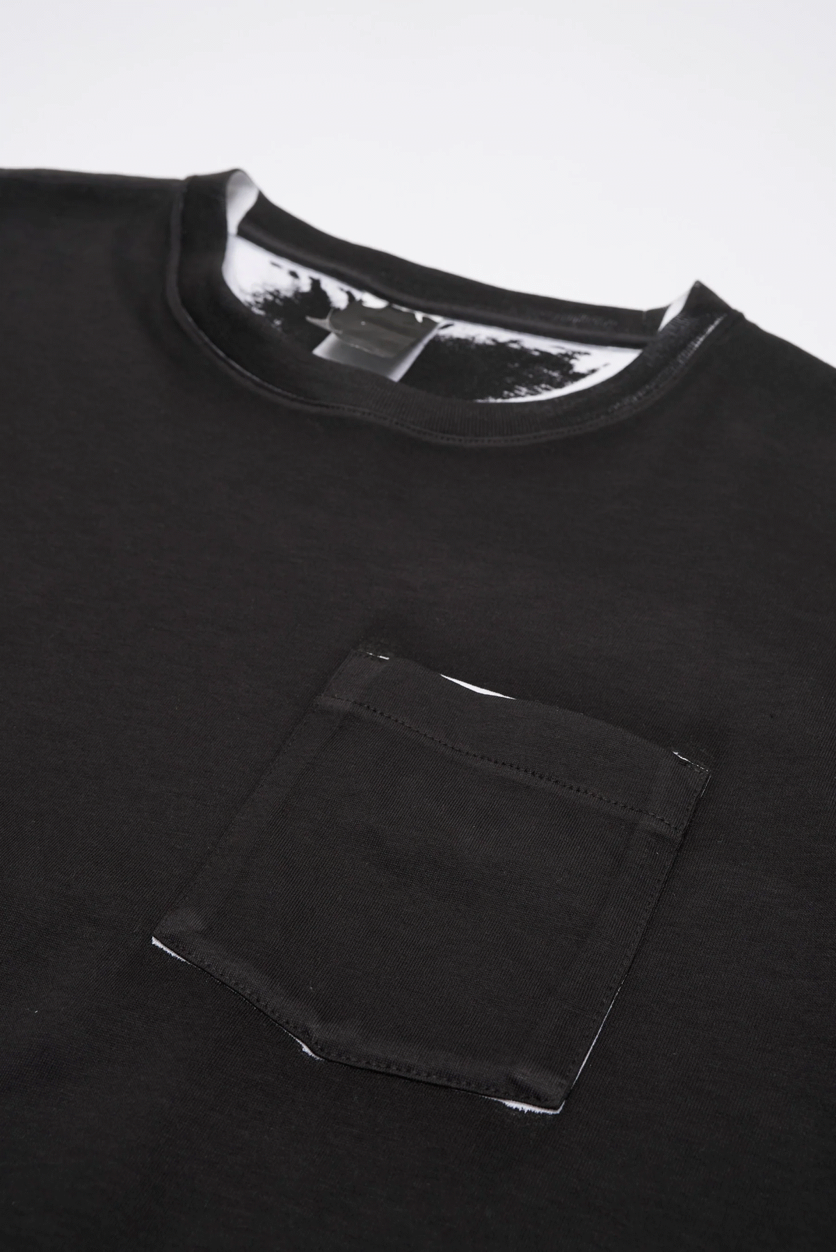 STOCKHOLM SURFBORD CLUB PRINTED POCKET TEE